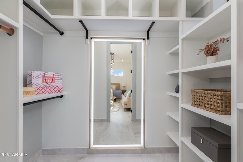 WALK-IN CLOSET