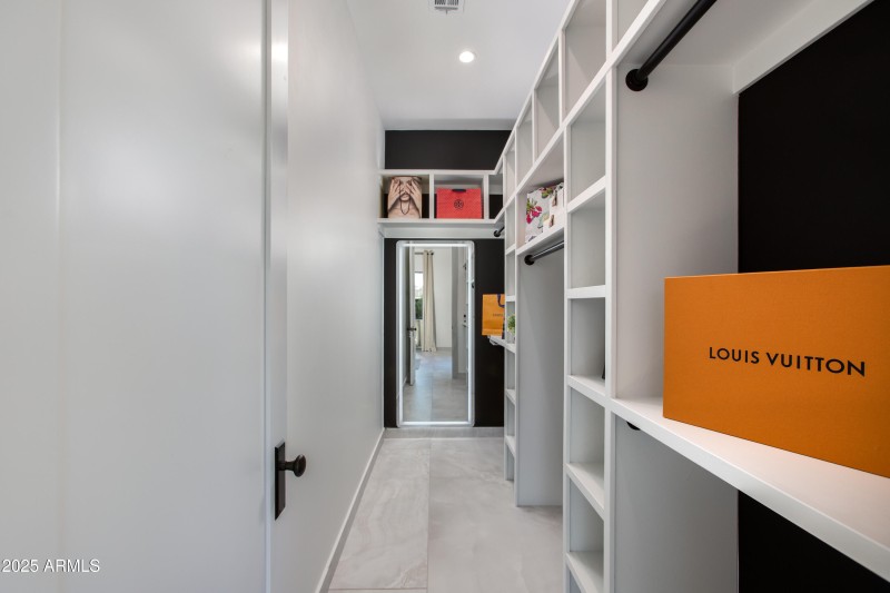 WALK-IN CLOSET