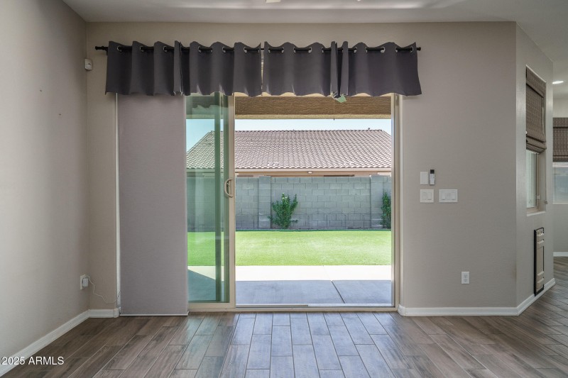 8) GLASS SLIDER