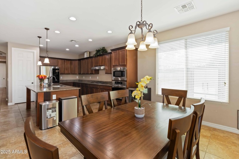 pic26-diningtokitchen