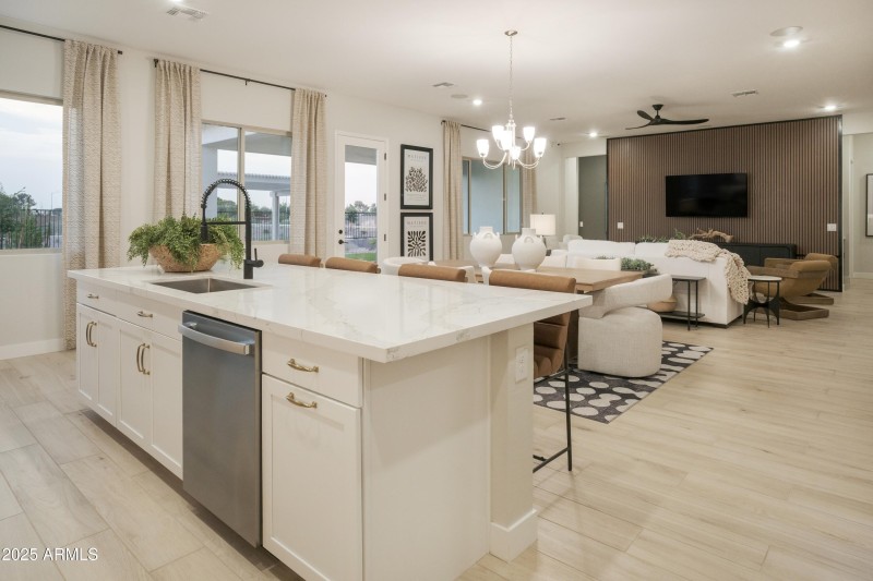 LARGE ISLAND / GREAT ROOM