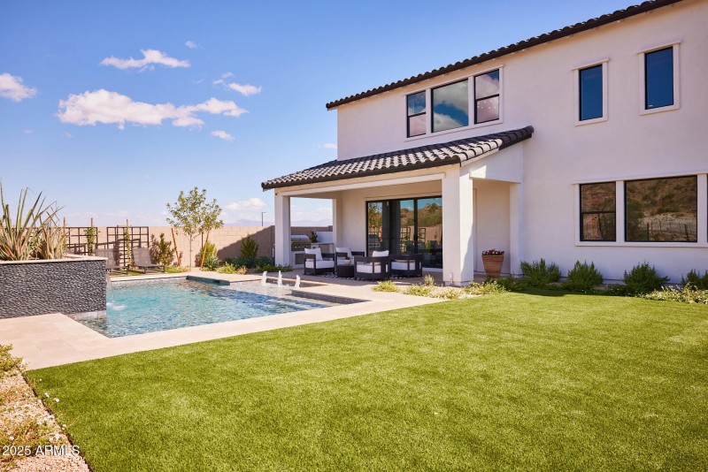 Emblem_OroRidge_5016_Ext_Bkyd_2