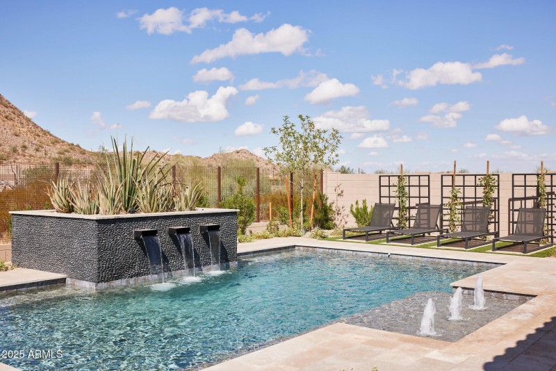 Emblem_OroRidge_5016_Ext_Bkyd_4