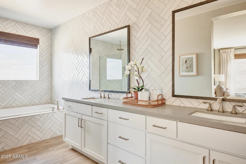 Emblem_OroRidge_5016_Prmy_Bath_1