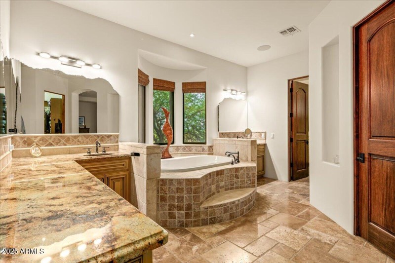 22-Primary Bath & Vanities