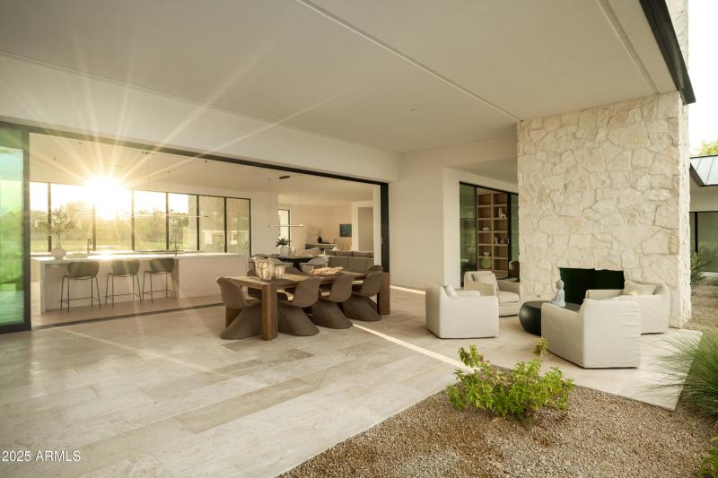 Outdoor Dining / Fireplace