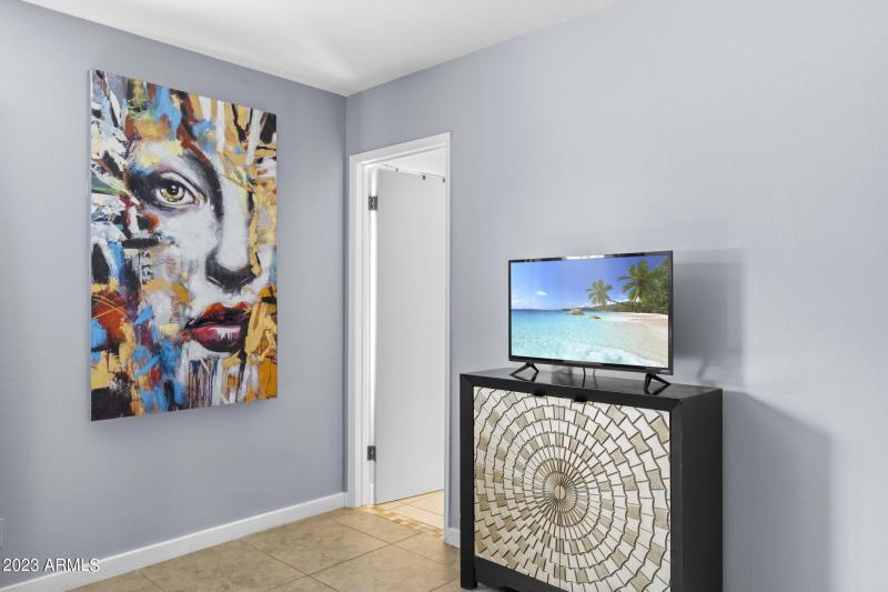 18-web-or-mls-8308-e-minnezona-ave