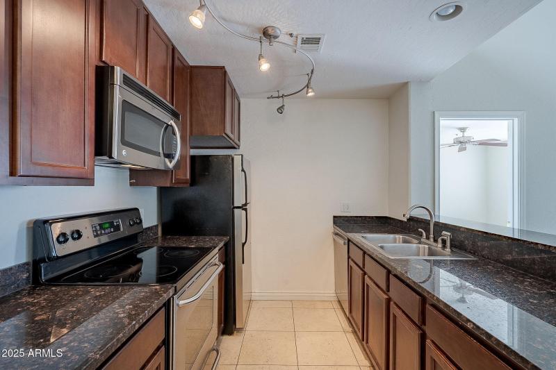 YES, GRANITE COUNTERS!!