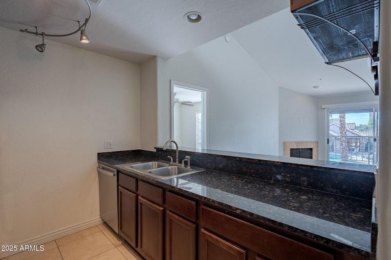 KITCHEN OVERLOOKS THE GREATROOM!!