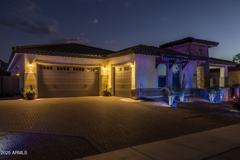 21011 Aquarius - 63Exterior Twilight