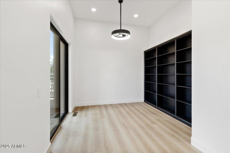 165 Pegasus - Office