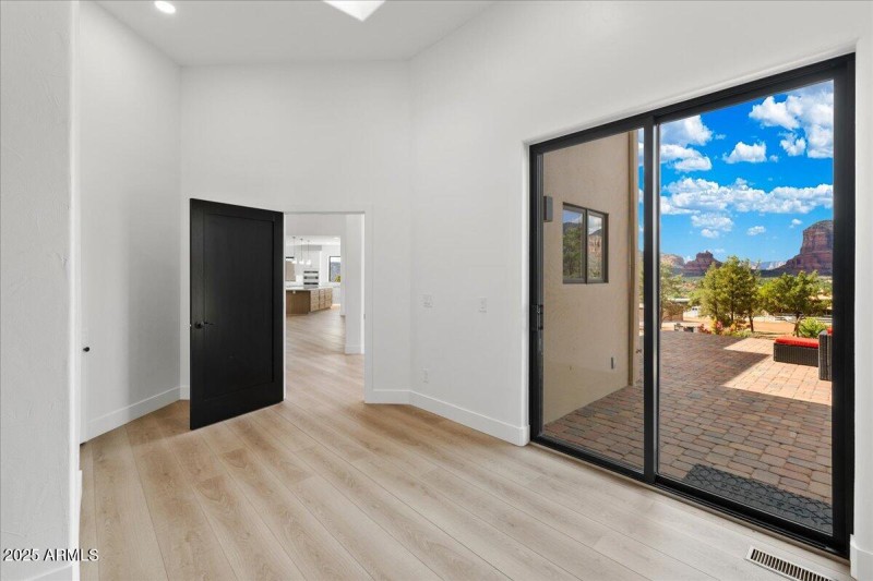 165 Pegasus - Office