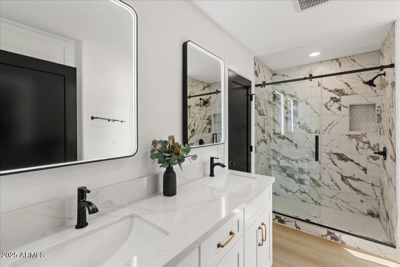 165 Pegasus - Jack and Jill Bathroom