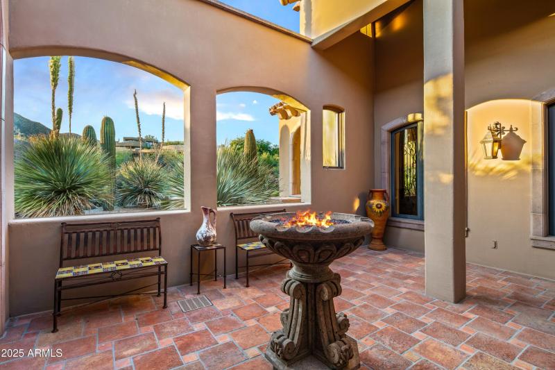 015_Front Courtyard Vistas