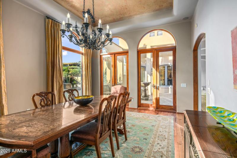 017_Dining to Front Courtyard