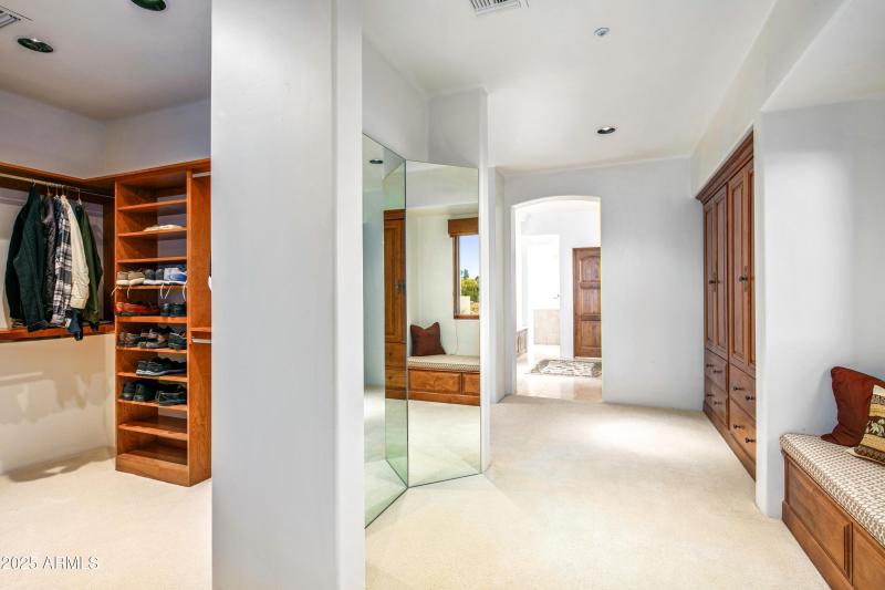 031_Luxurious Dressing Space