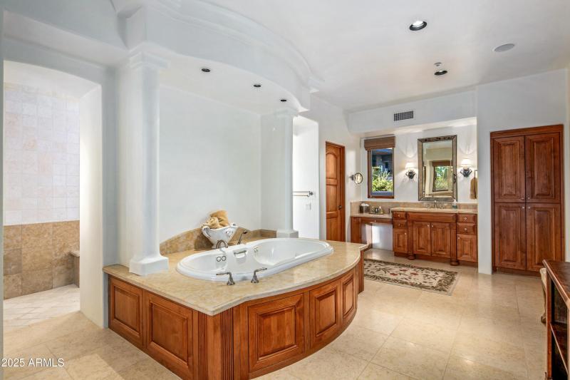 033_Luxury Spa Tub & Vanity 2