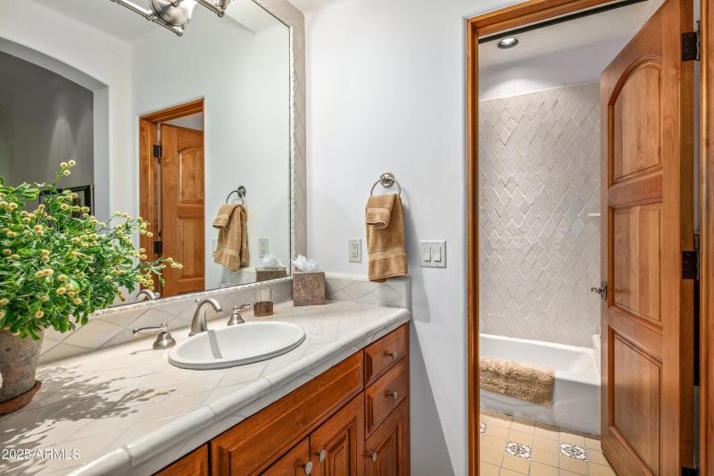 041_Guest Ensuite Bath 1