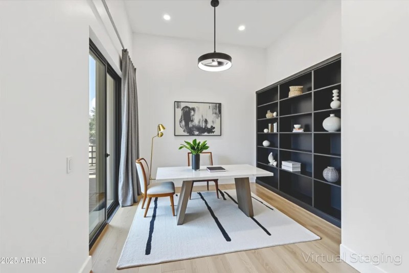 165 Pegasus - Office