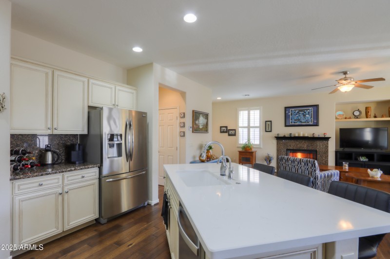 Maple cabinets w/roll-outs