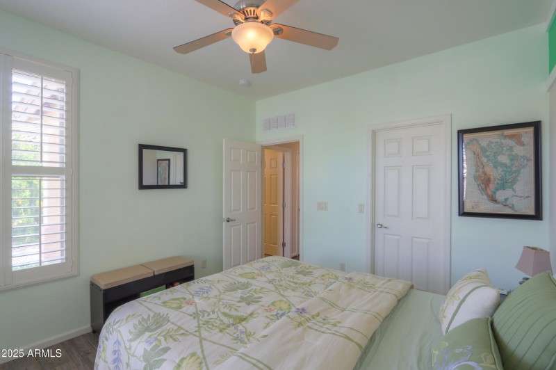 Guest room w/walk-in closet