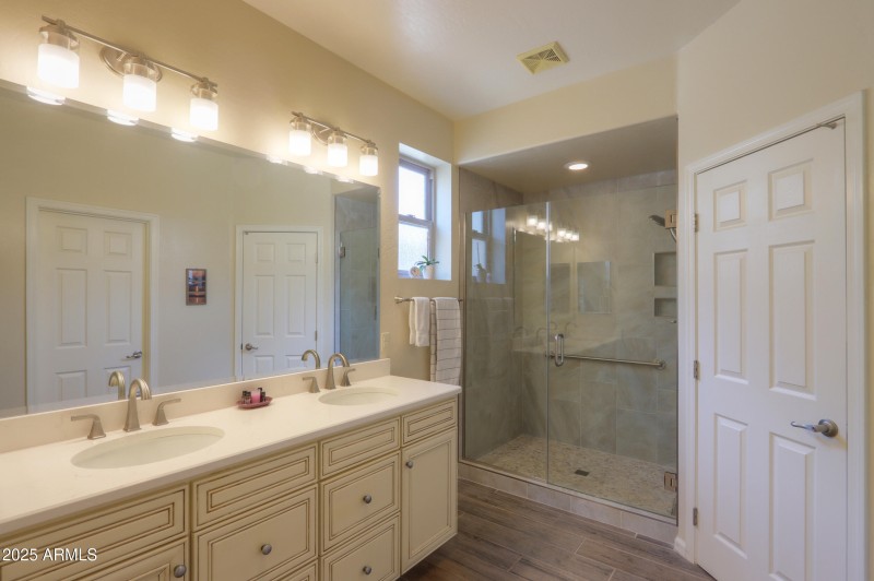 Master bath w/tile shower
