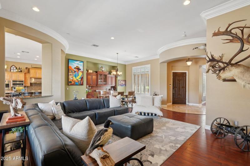 7-web-or-mls-W Shinnecock Way-S1209-008