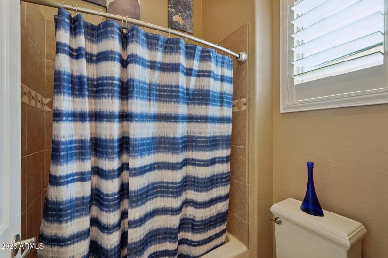 25-web-or-mls-W Shinnecock Way-S1209-026