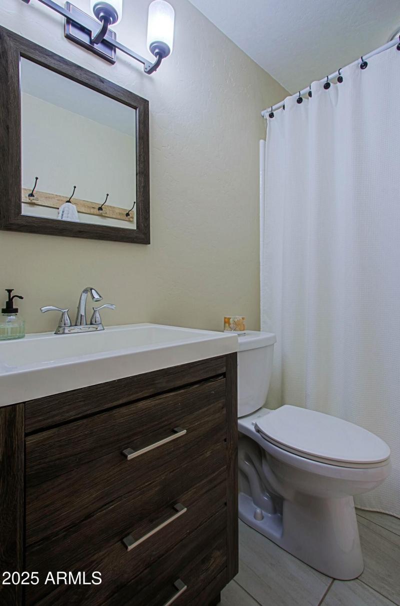 Guest bathroom 4