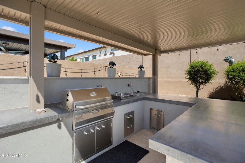 Outdoor Kitchen & Bar