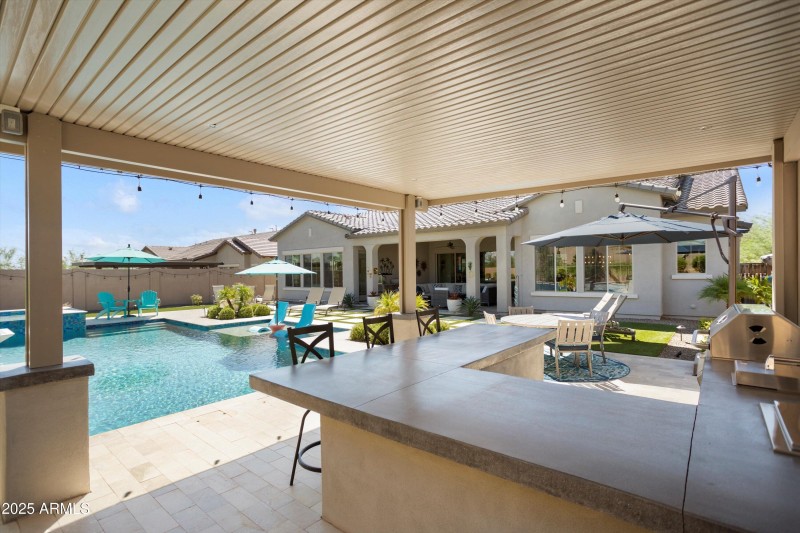 Outdoor Kitchen & Bar