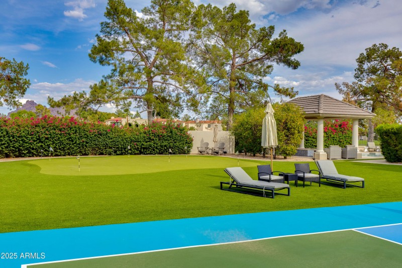 Pickleball & Putting Green