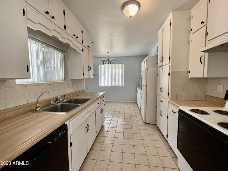 KITCHEN & DINING AREA