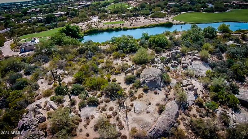 Classic lot bordering Estancia's lake