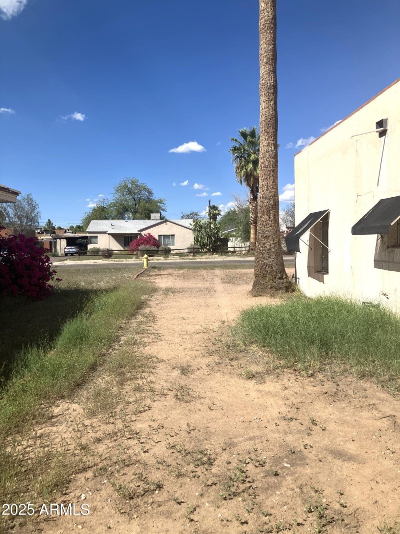 Right Side of 1637 E Roma Ave