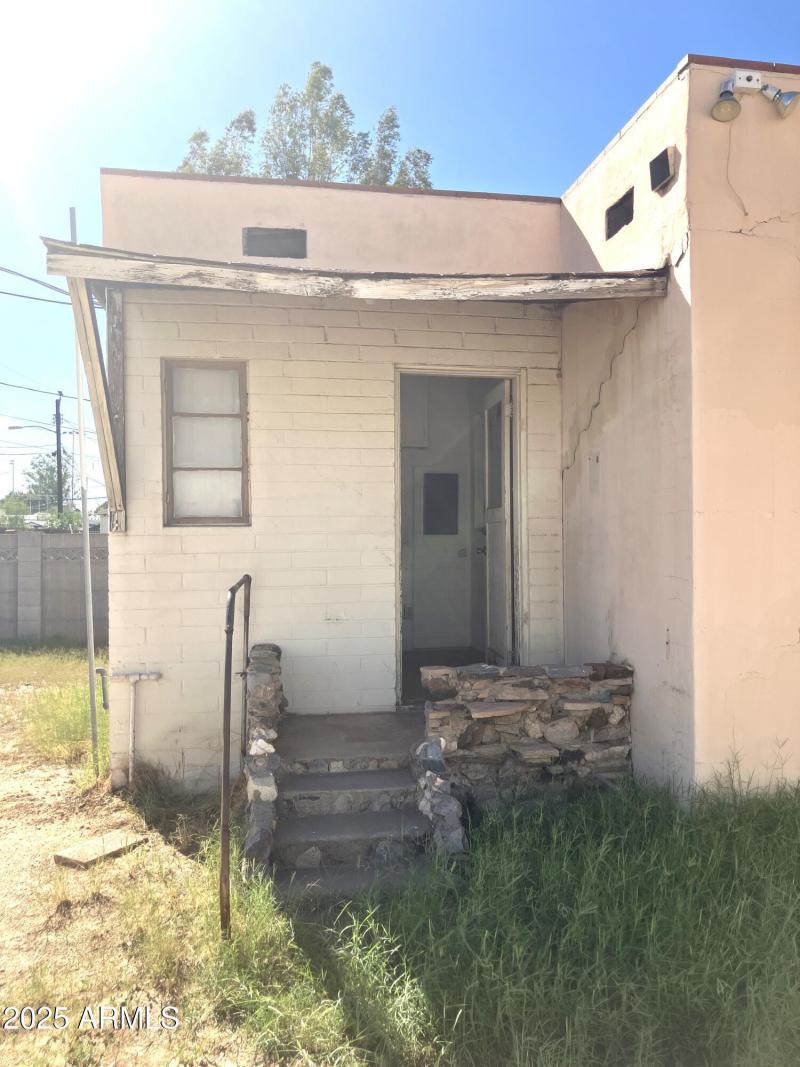 Entry to the 578sf MIL Suite