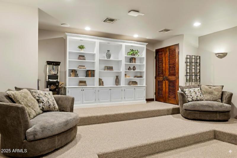 Theater/Playroom 5738-n-32nd-pl