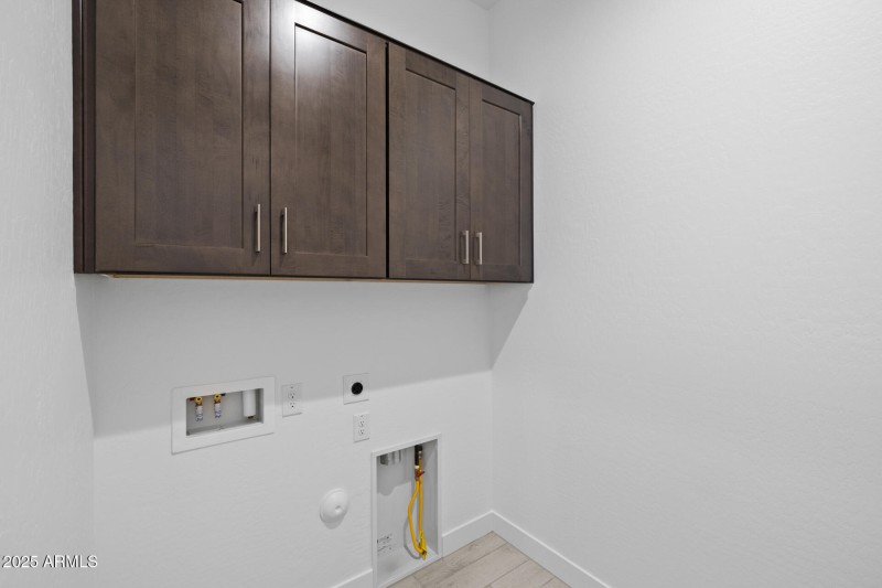 26)LAUNDRY ROOM