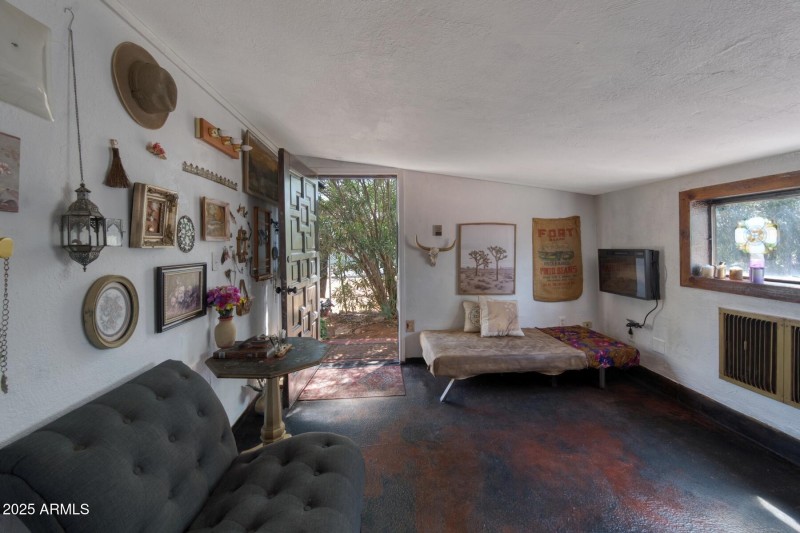 082003-4911East Bevers Street