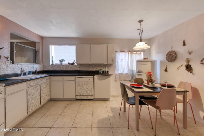 082083-4911East Bevers Street