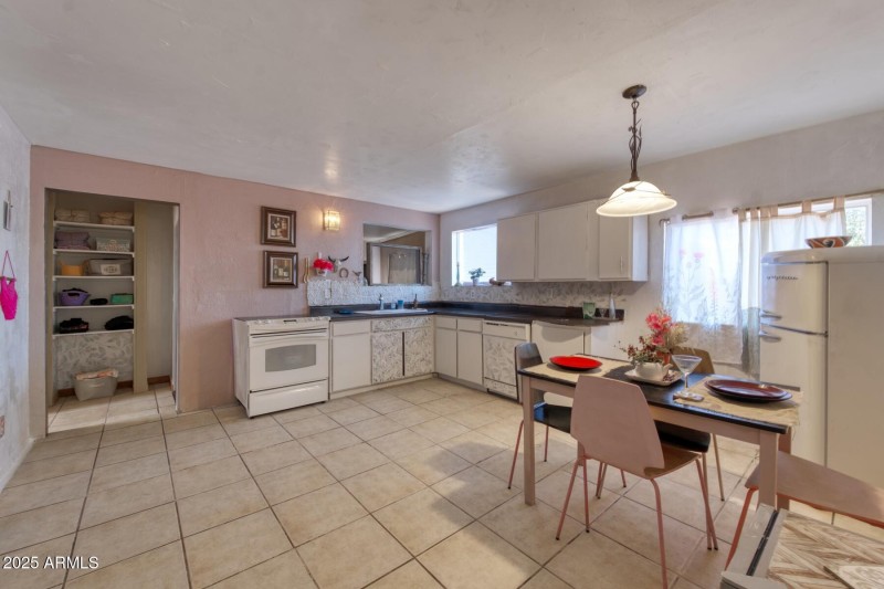 082078-4911East Bevers Street