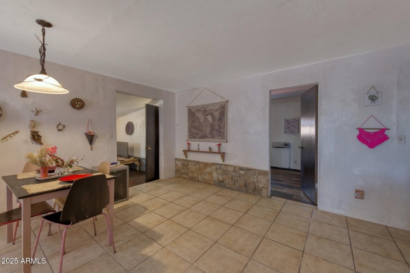 082098-4911East Bevers Street