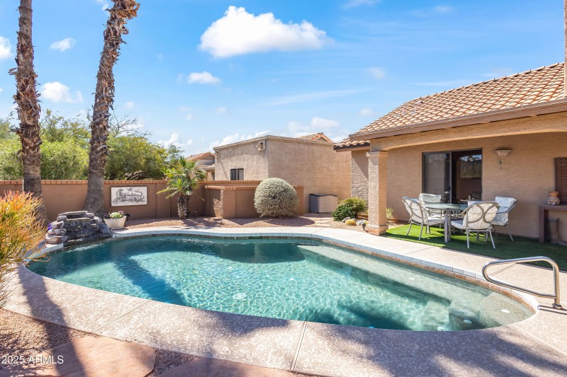 POOL WITH WATER FEATURES