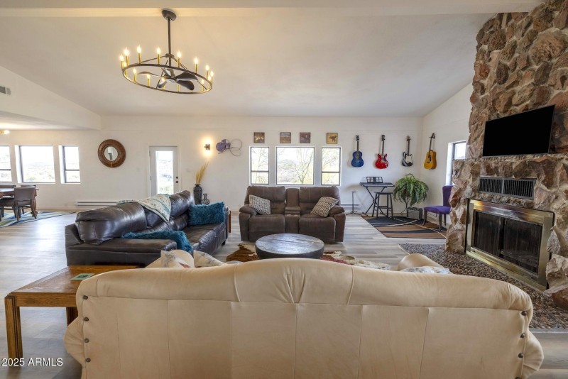 277thAve-Livingroomlooking west