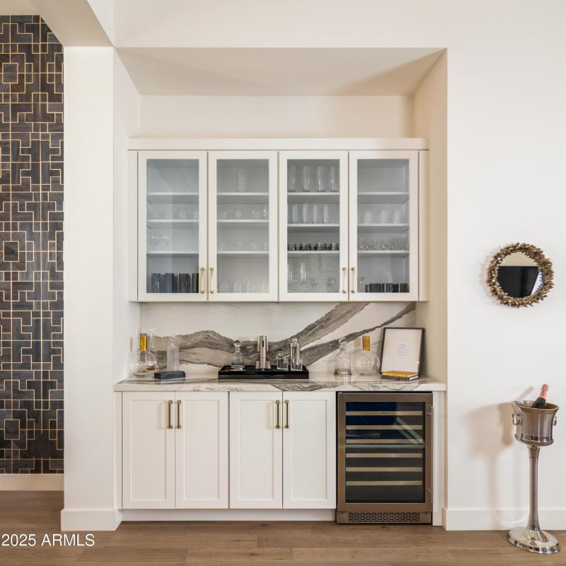 10 W Frier Dr (5).jpg-FULL