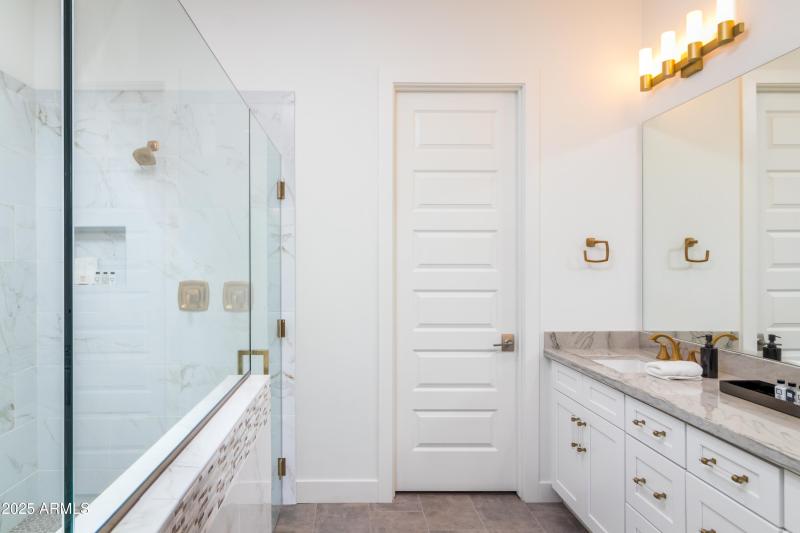 10 W Frier Dr (19).jpg-FULL