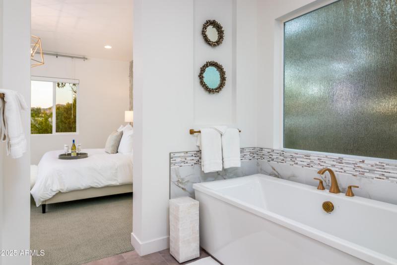 10 W Frier Dr (20).jpg-FULL