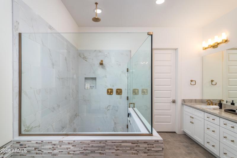 10 W Frier Dr (22).jpg-FULL