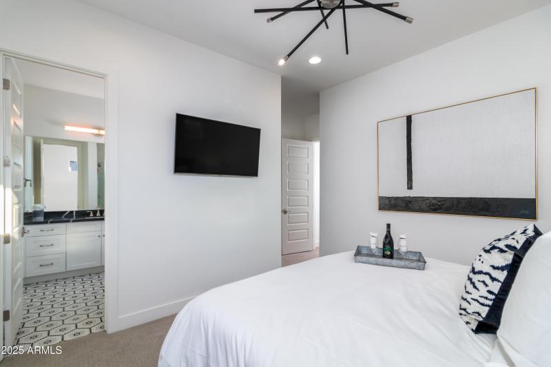 10 W Frier Dr (24).jpg-FULL