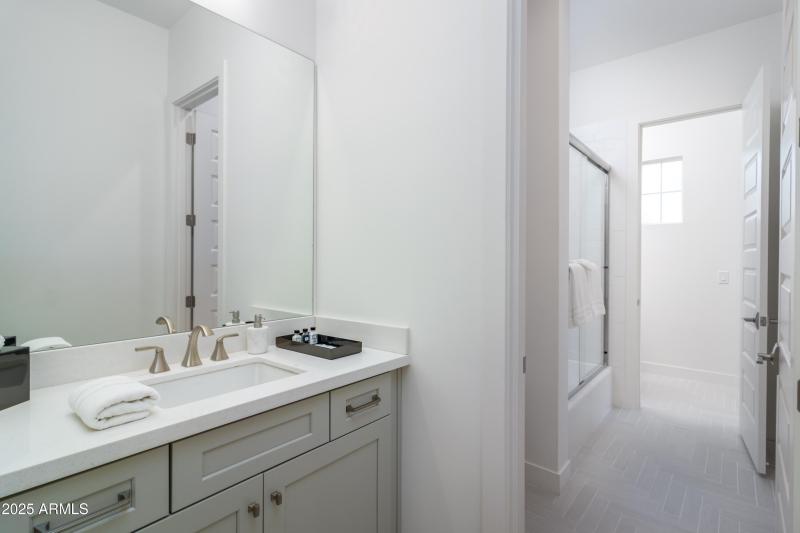 10 W Frier Dr (28).jpg-FULL